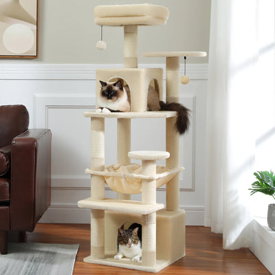 Arbre à chat beige de 136 cm avec plusieurs niveaux, hamacs et condos, parfait pour les grands chats. Deux chats se reposent sur l'arbre dans un salon moderne.