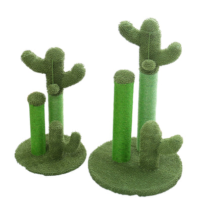 Deux arbres à chat verts en forme de cactus, l'un de taille moyenne et l'autre de grande taille, avec des poteaux de différentes hauteurs et des bases rondes robustes.