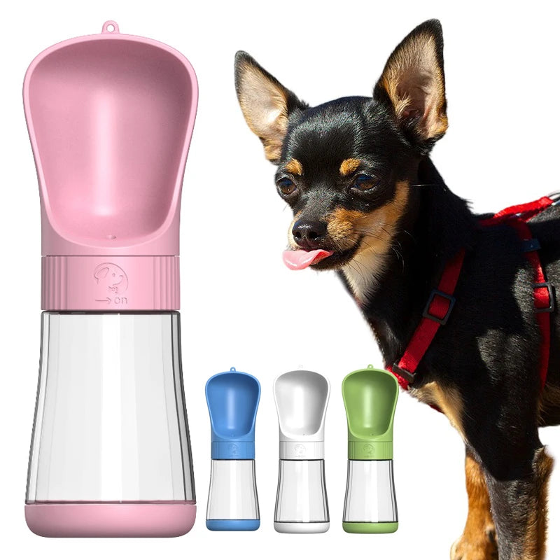  Bouteille d'eau portable rose pour chien avec des options de couleur en bleu, blanc, vert, et un chien Chihuahua en arrière-plan.