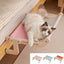 Chat se reposant confortablement sur un lit pour chat en bois et lin, disponible en plusieurs couleurs.