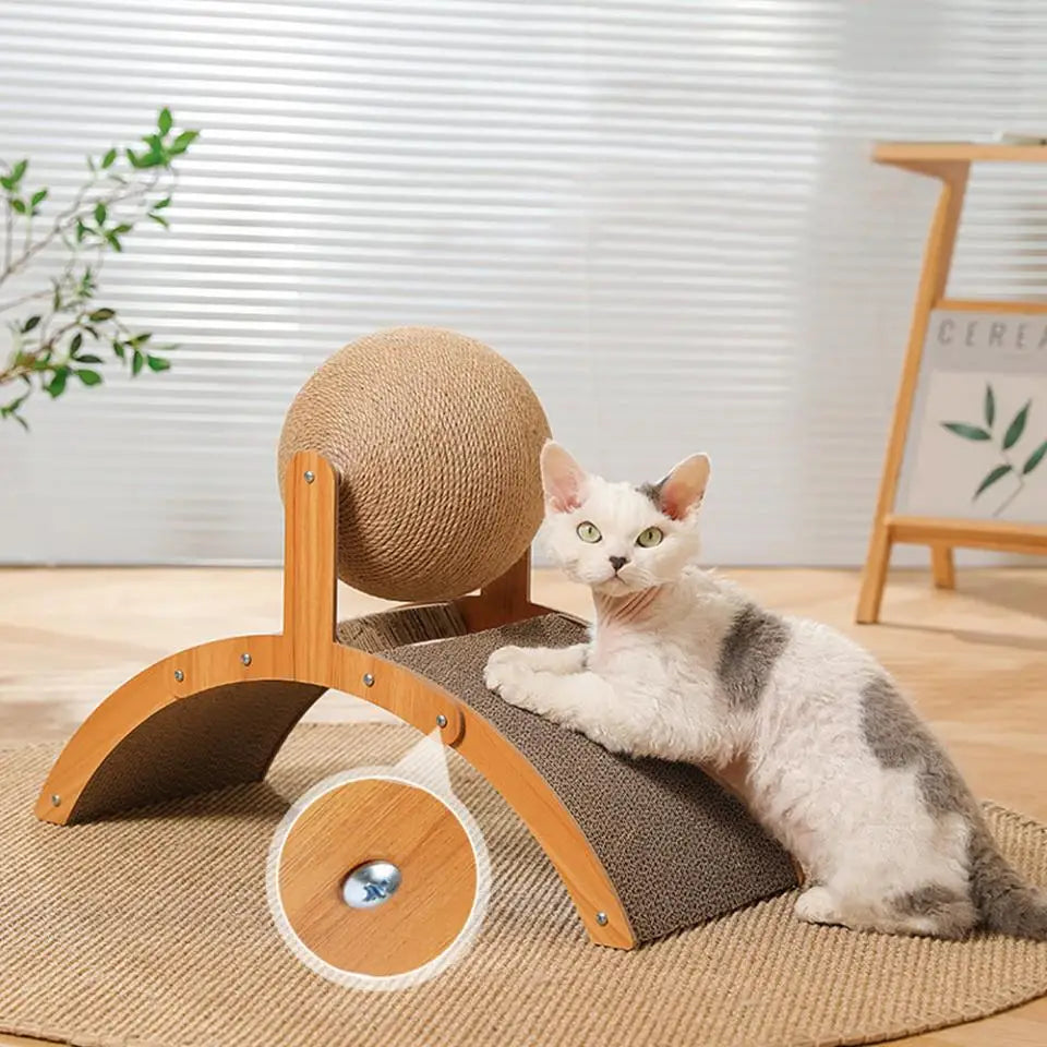 Un chat se repose sur un griffoir en bois avec une boule de sisal, situé dans un intérieur lumineux.