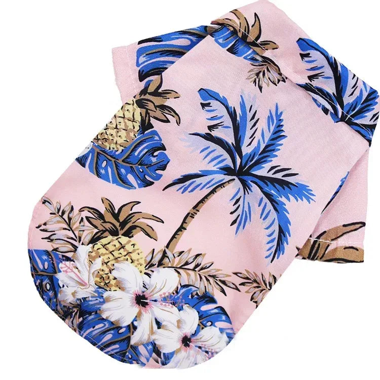 Chemise hawaïenne pour chien de couleur rose avec des palmiers bleus et des motifs de fleurs blanches.