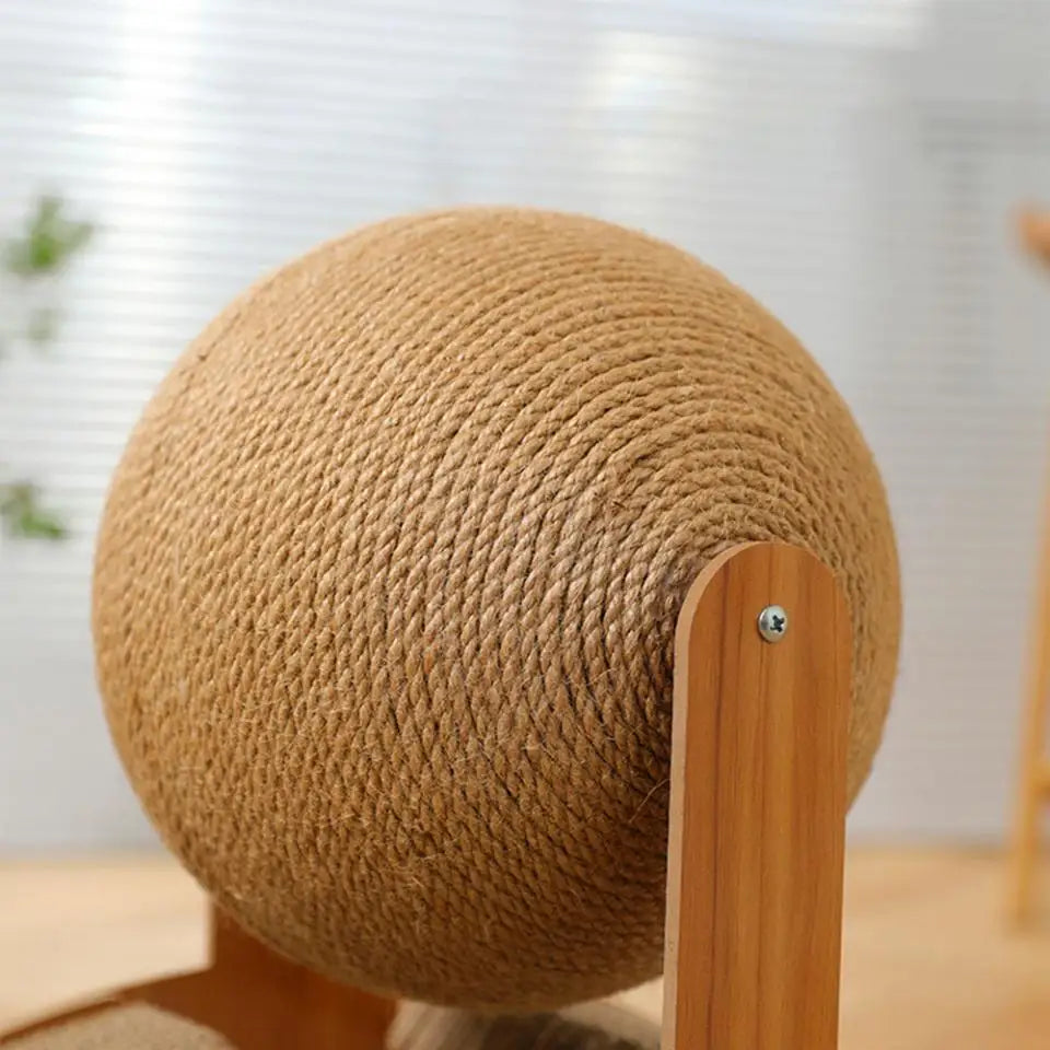 Gros plan sur la boule de sisal d'un griffoir en bois, montrant la texture robuste et naturelle.