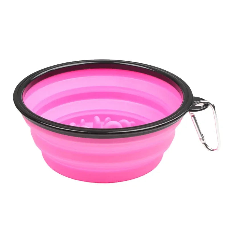 Gamelle pliante en silicone de couleur rose, équipée d'un mousqueton pour un transport pratique, parfaite pour les sorties avec votre chien.