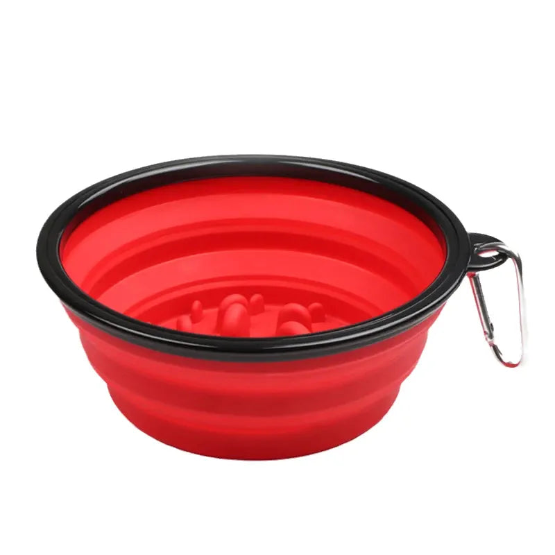 Gamelle pliante en silicone de couleur rouge, équipée d'un mousqueton pour un transport pratique, idéale pour les sorties et les voyages.