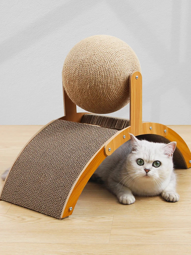 Un chat blanc et gris se cache sous un griffoir en bois avec une boule de sisal, prêt à jouer.