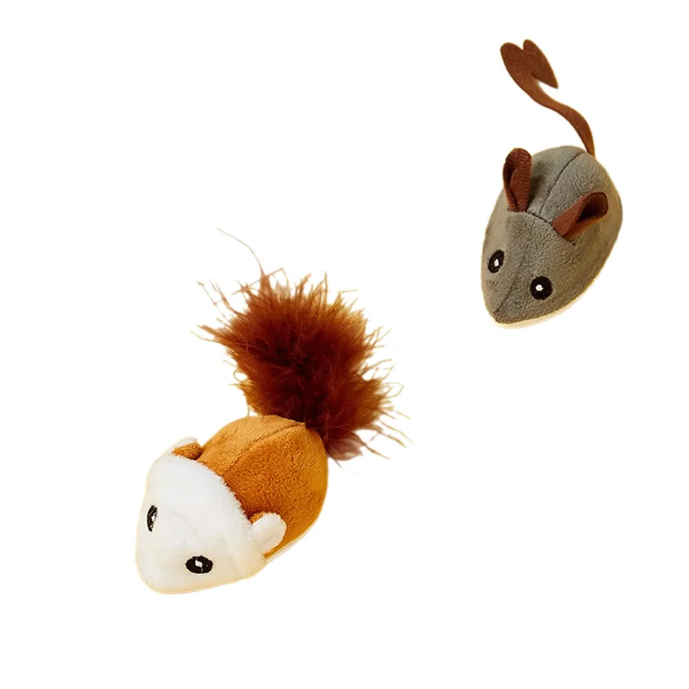 Deux jouets en peluche pour chat, représentant des souris, l'une de couleur marron avec une queue touffue, l'autre grise avec une queue fine.