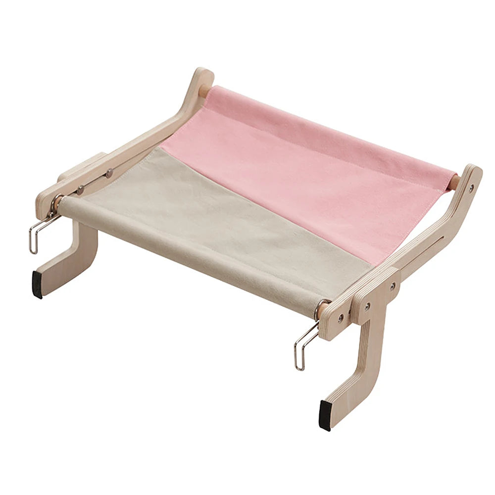 Lit pour chat en bois et lin avec tissu rose, montrant une autre option de couleur du produit.