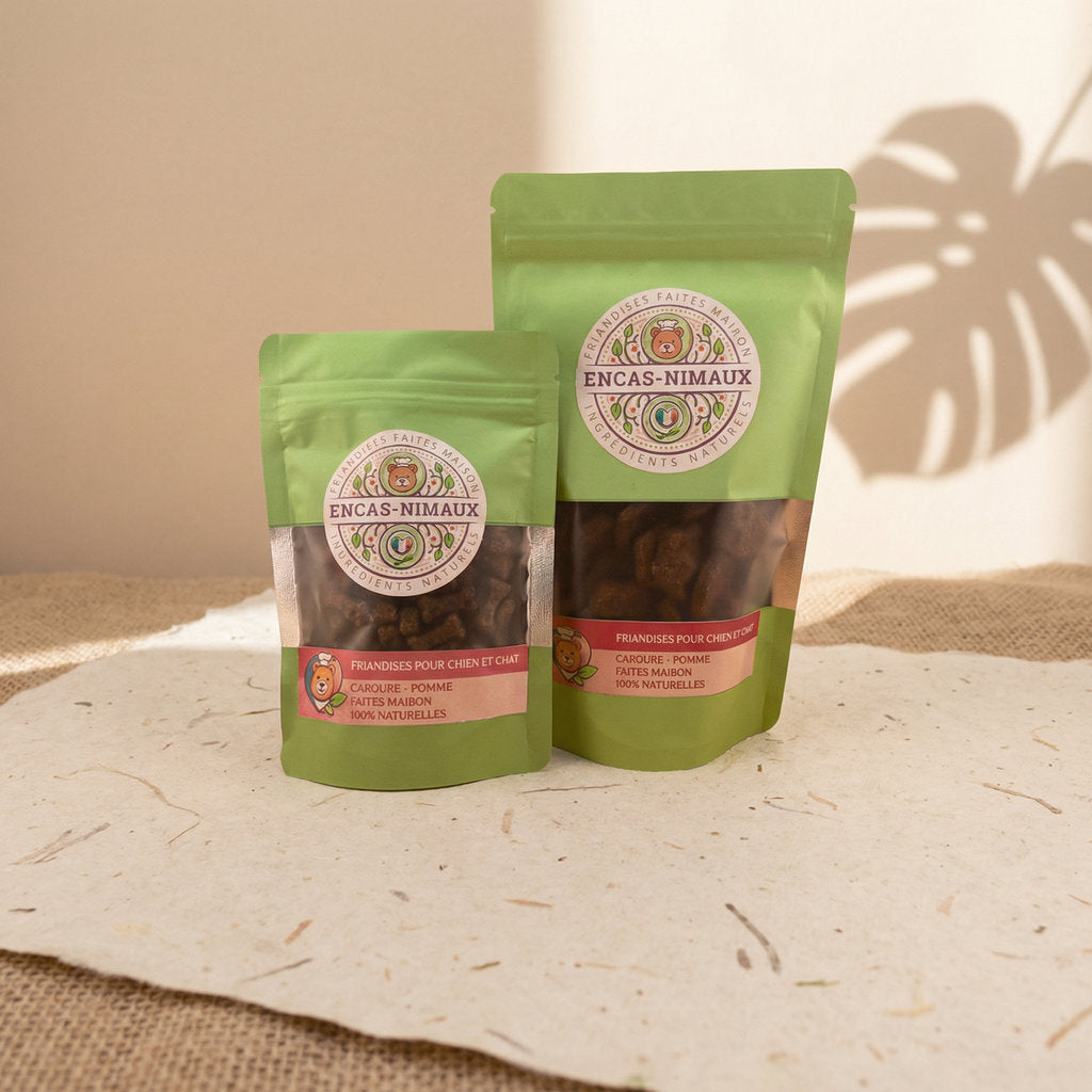 Sachet recyclable vert de friandises naturelles pour chat et chien à la pomme, marque Encas-Nimaux, design artisanal et écoresponsable.